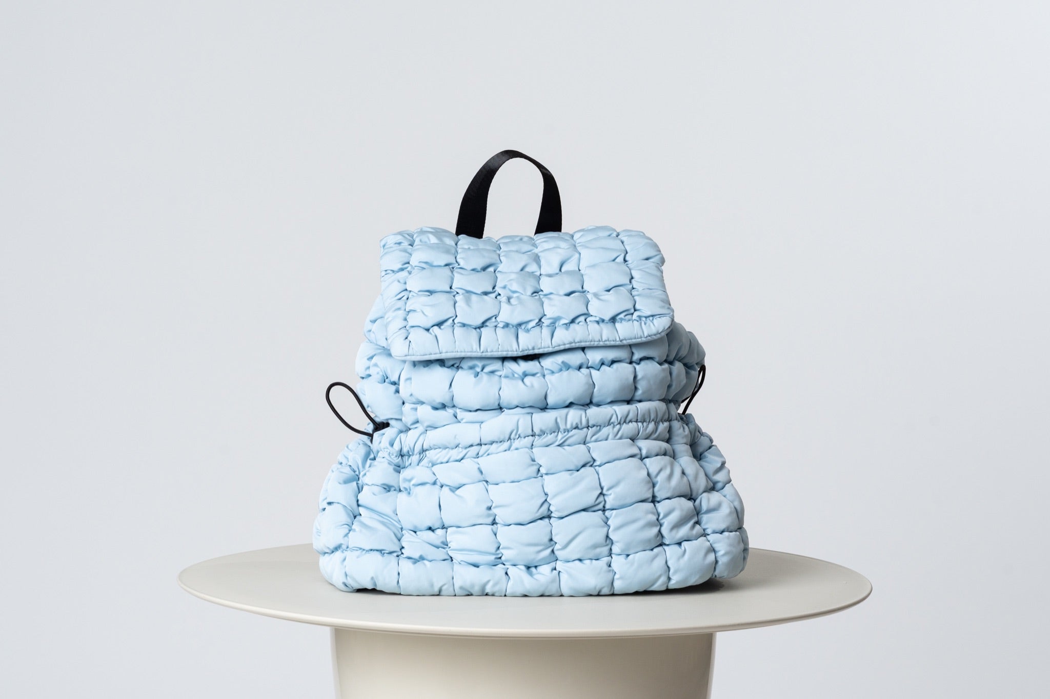 PUFFER BACKPACK WEARING 1